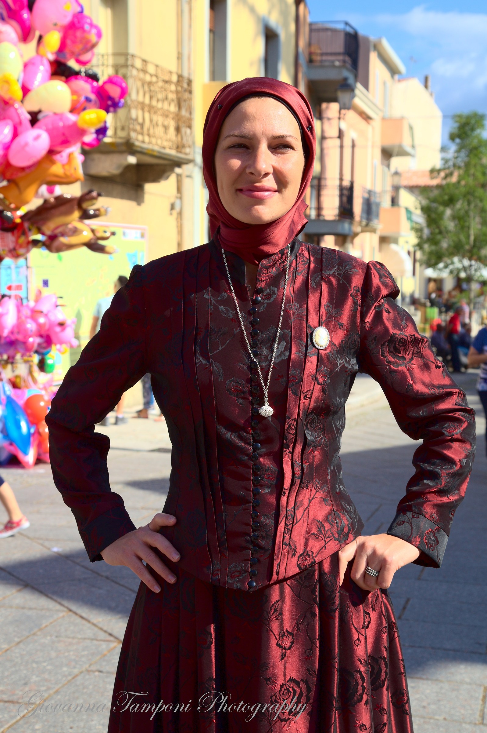 Giovane ragazza in un costume tradizionale (Luras - ot)