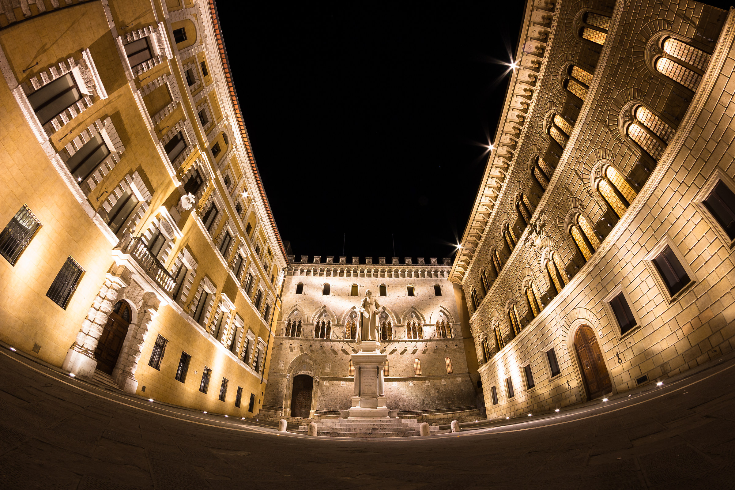 Piazza Salimbeni.. Sede MPS