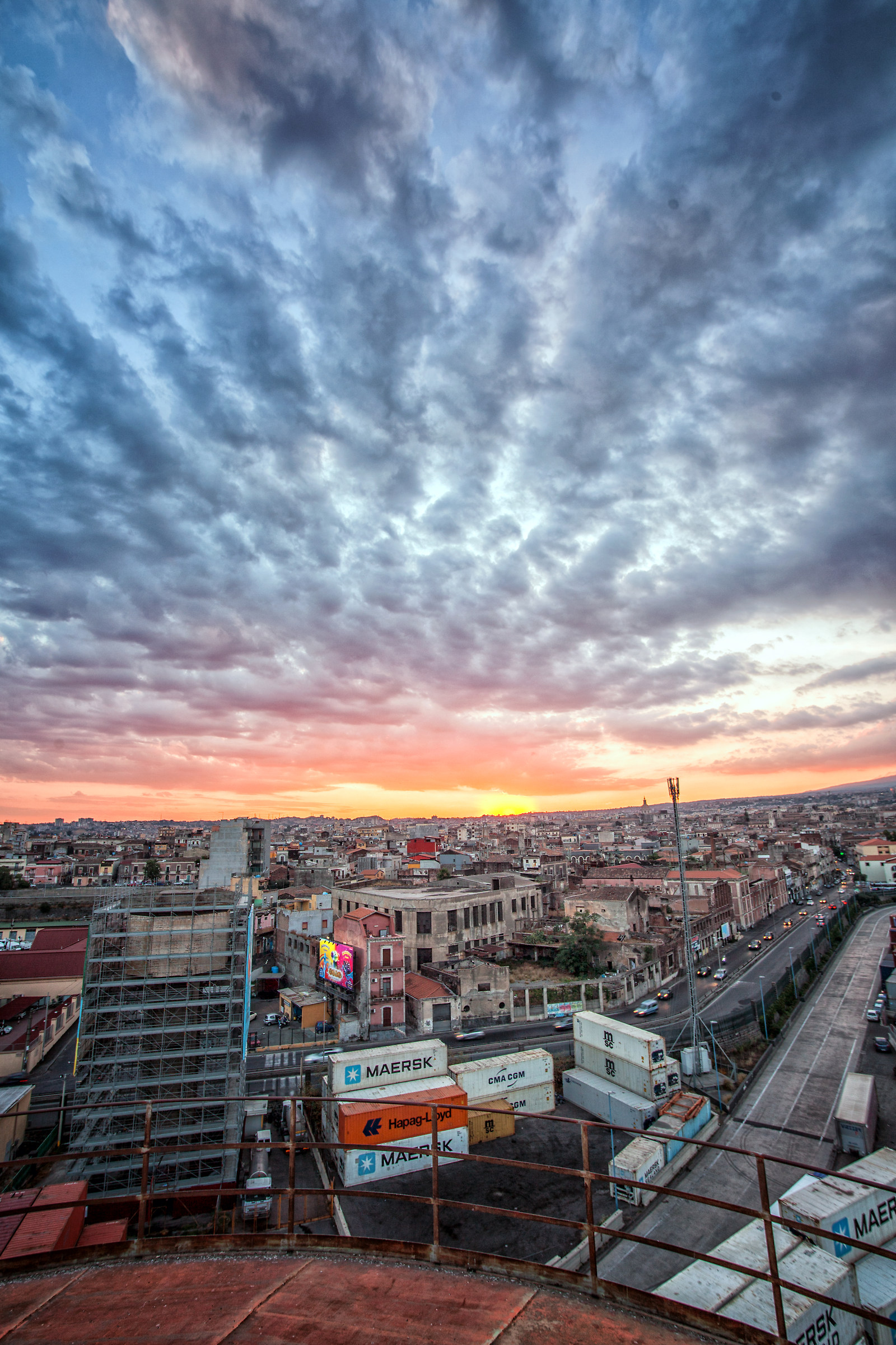 Il trqamonto dai silos del porto di Catania