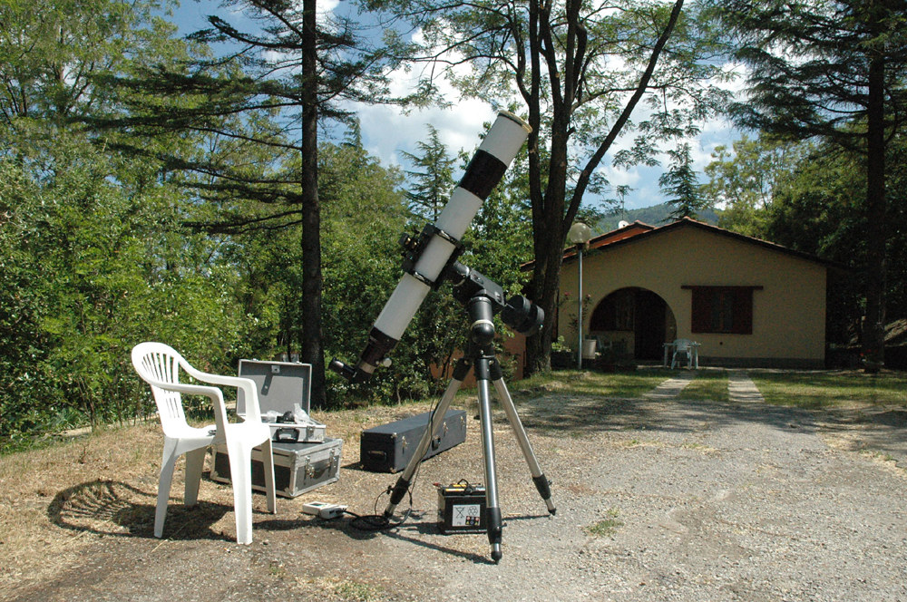 il mio telescopio (quello grosso) davanti casa