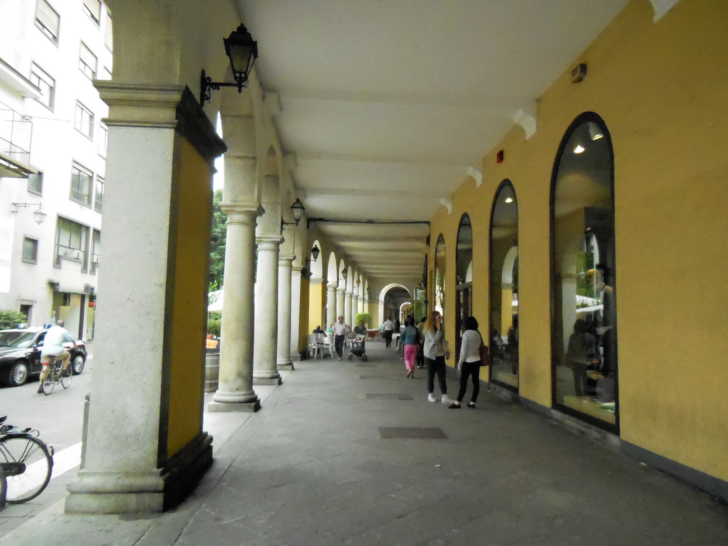 Saronno: portici di Corso Italia.