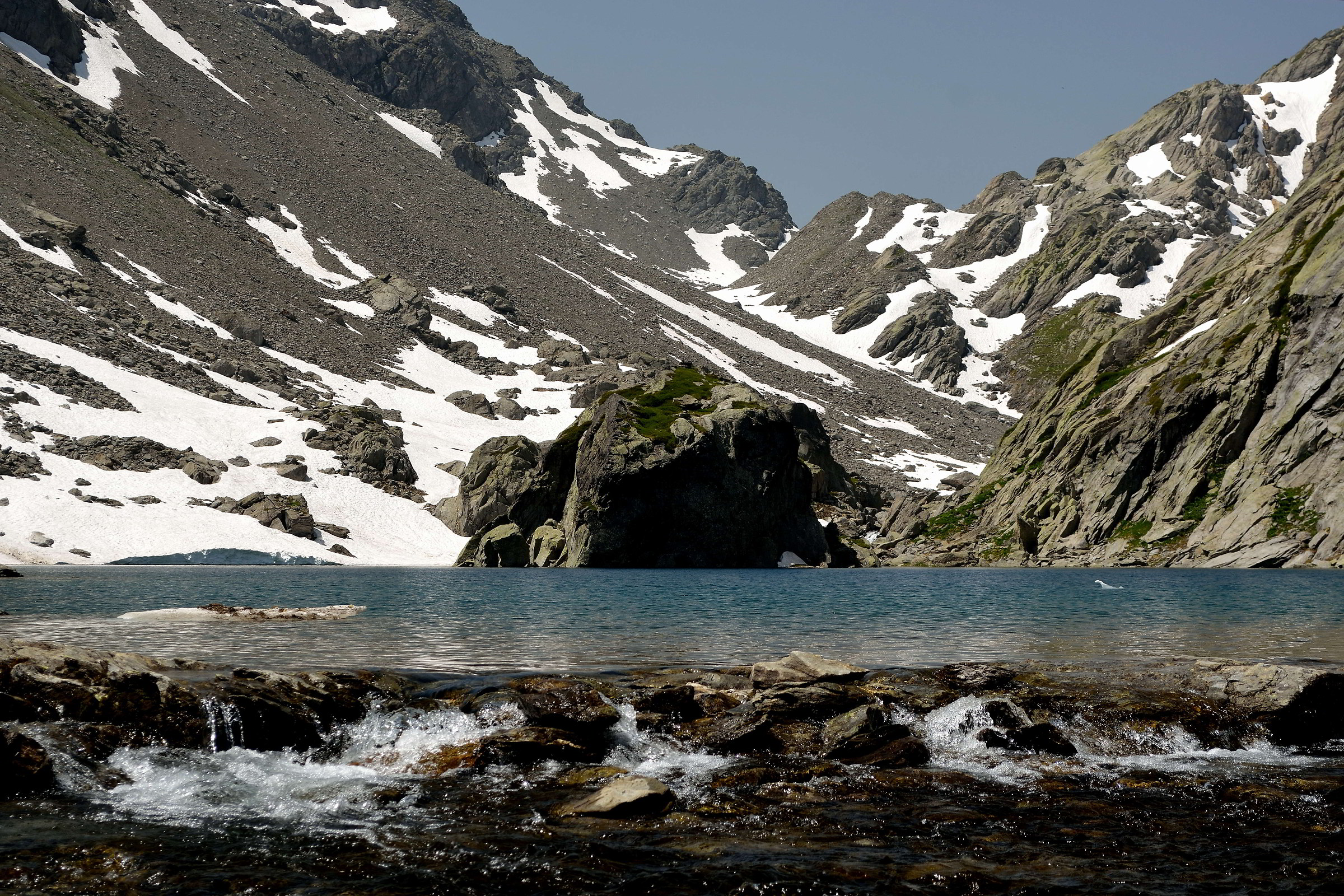 according to Lake Bellecombe and top center Col de