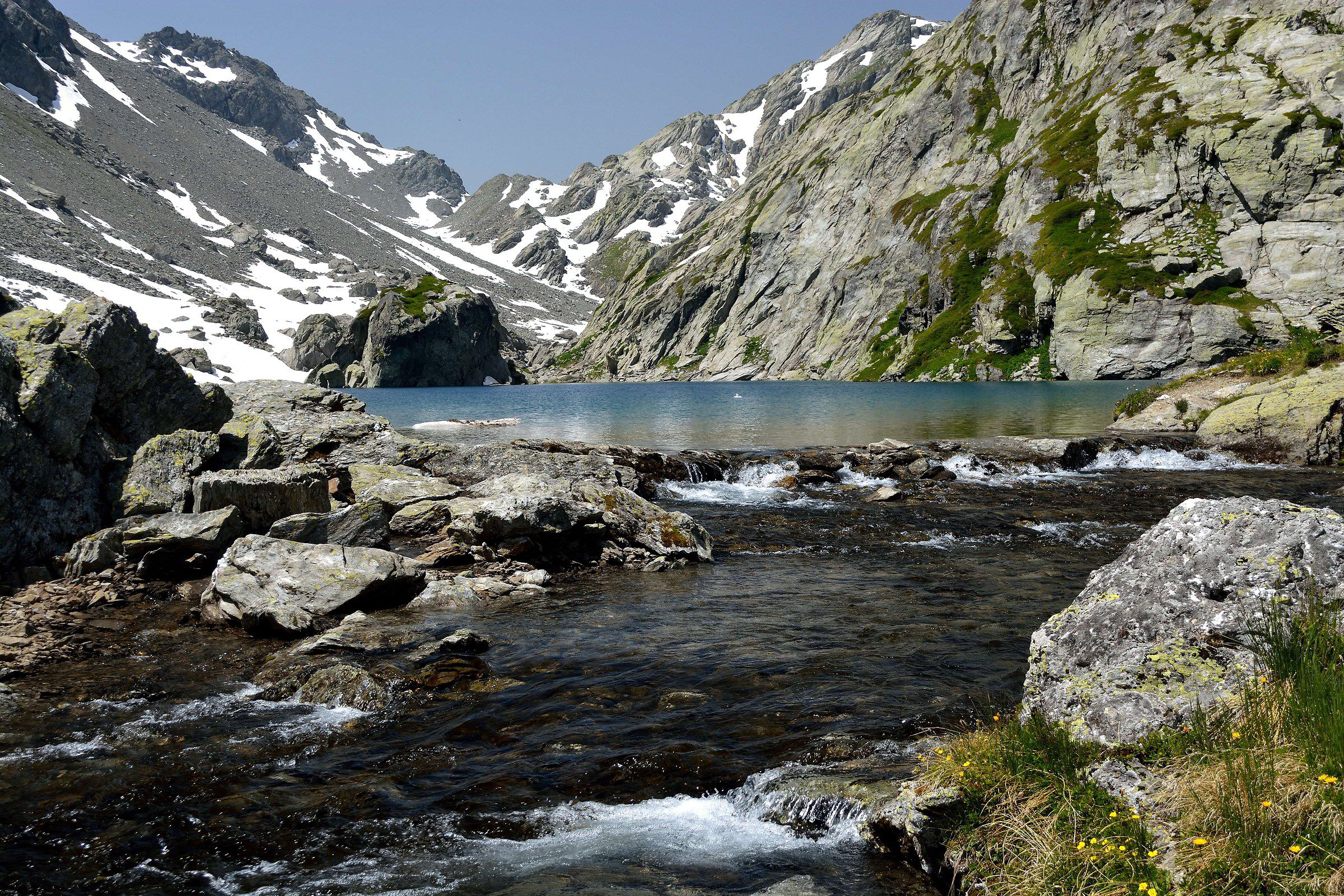 according to Lake Bellecombe