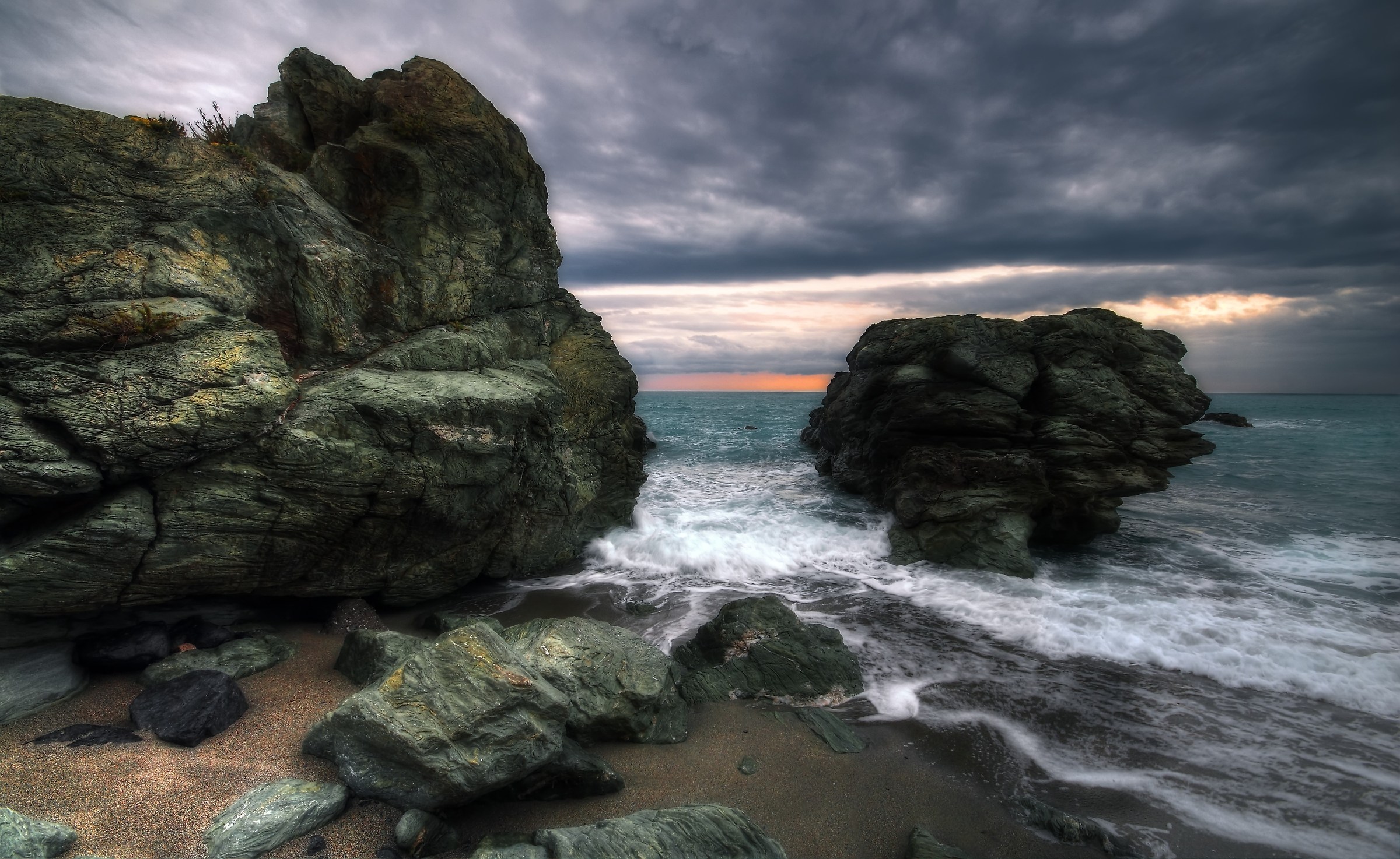 Between two rocks - HDR