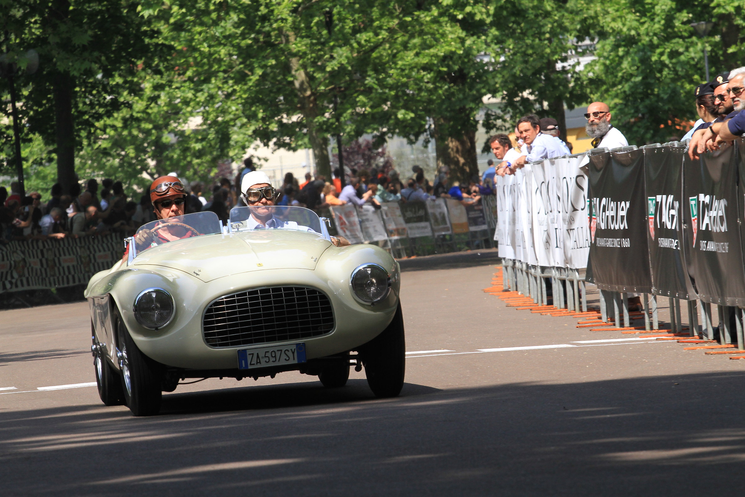 Veicolo d'epoca beige