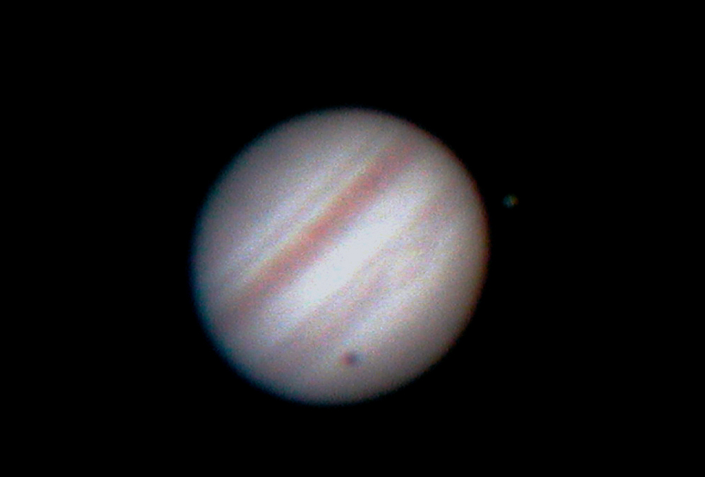 Giove. Il satellite Io proietta la sua ombra sul Giove