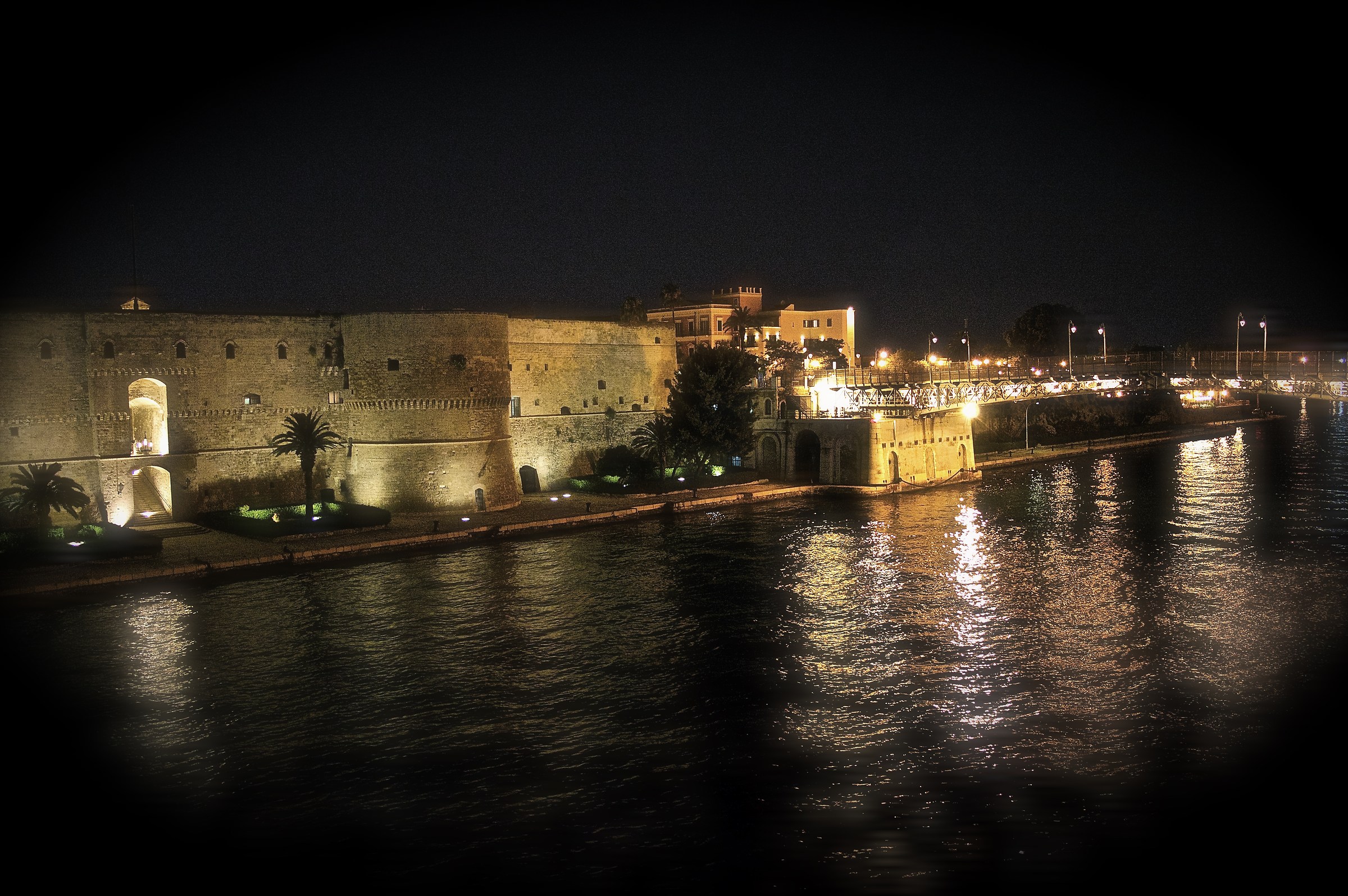 Swing Bridge & Castello Aragonese
