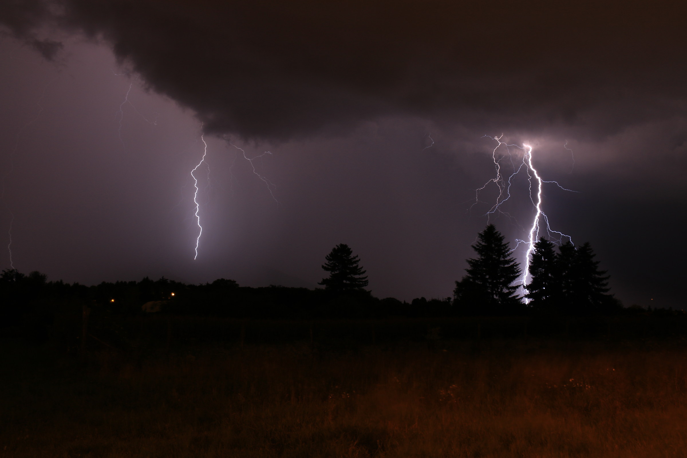 Some tens of kiloamps thrown to the ground
