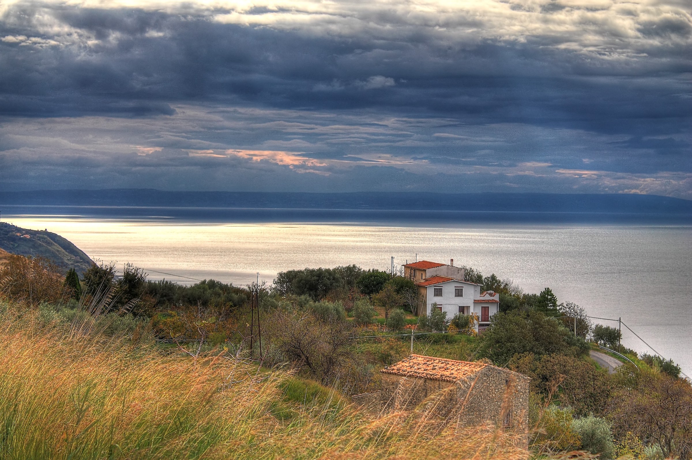 The little house on the hill - HDR