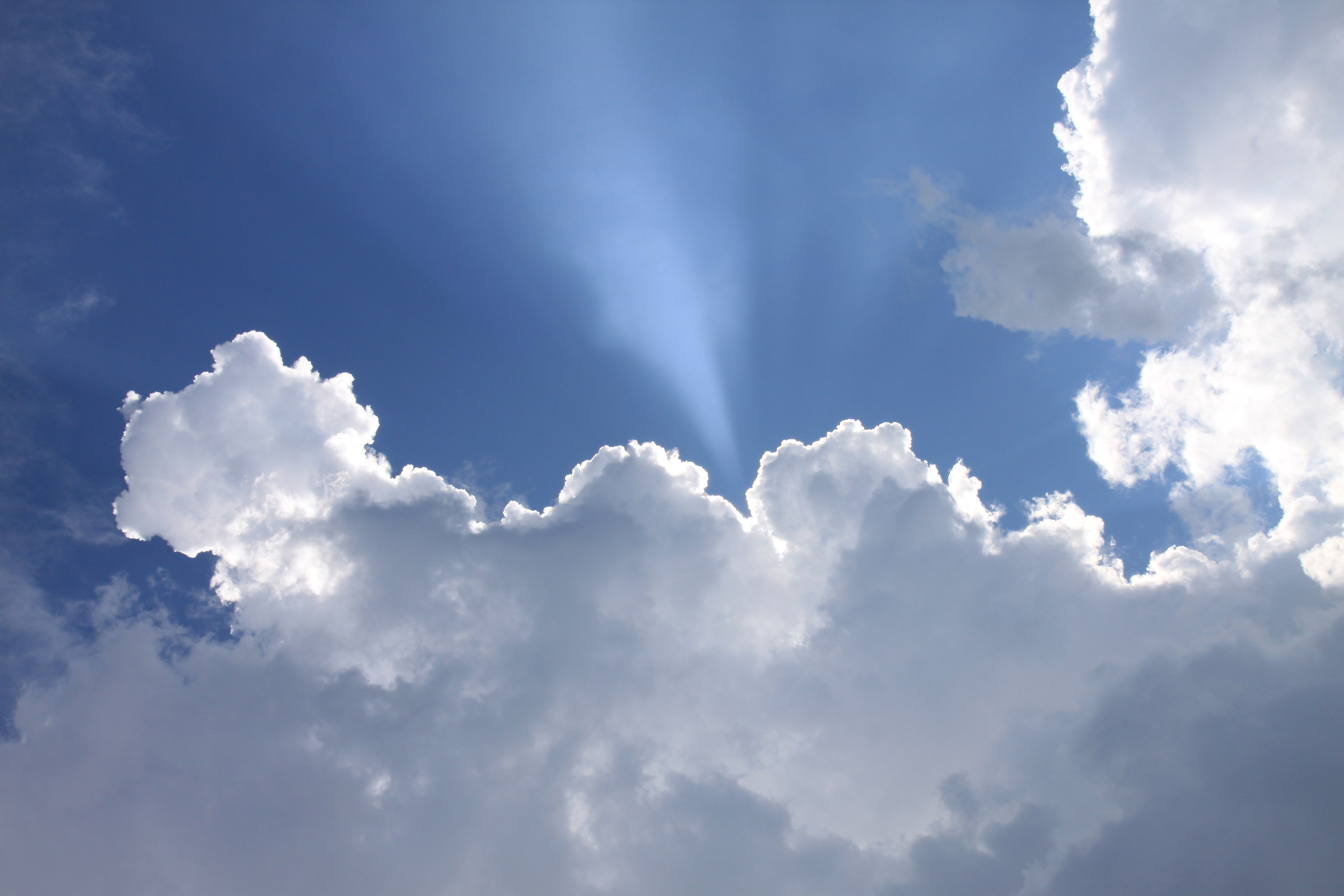 Raggi di luce fra le nuvole