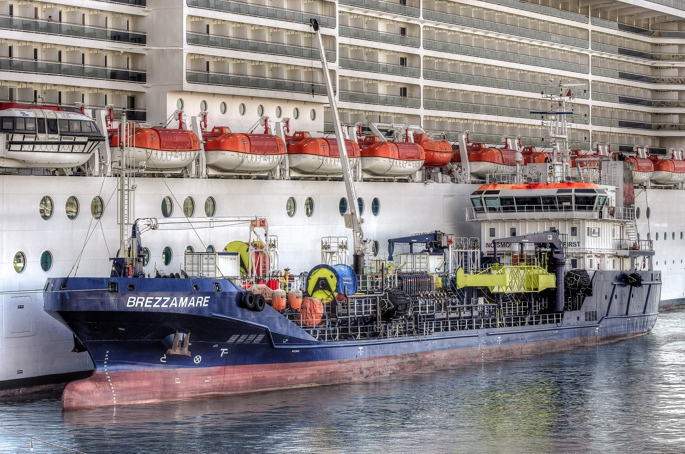 Hard work in the harbor ... in this heat ...