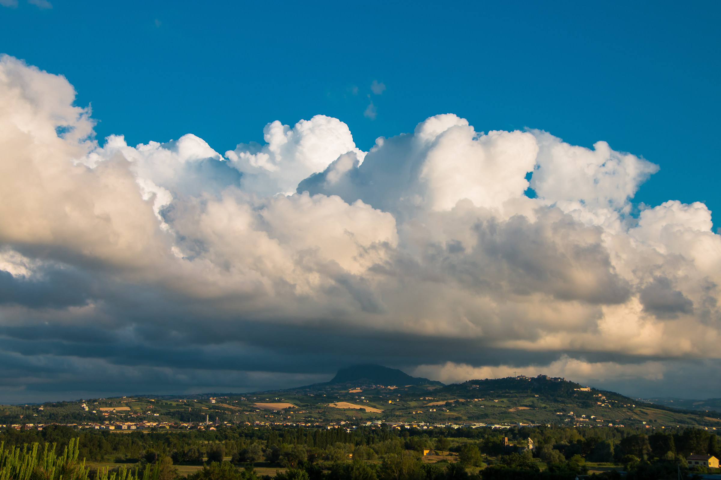 Cumulonembo minaccia il Monte Titano