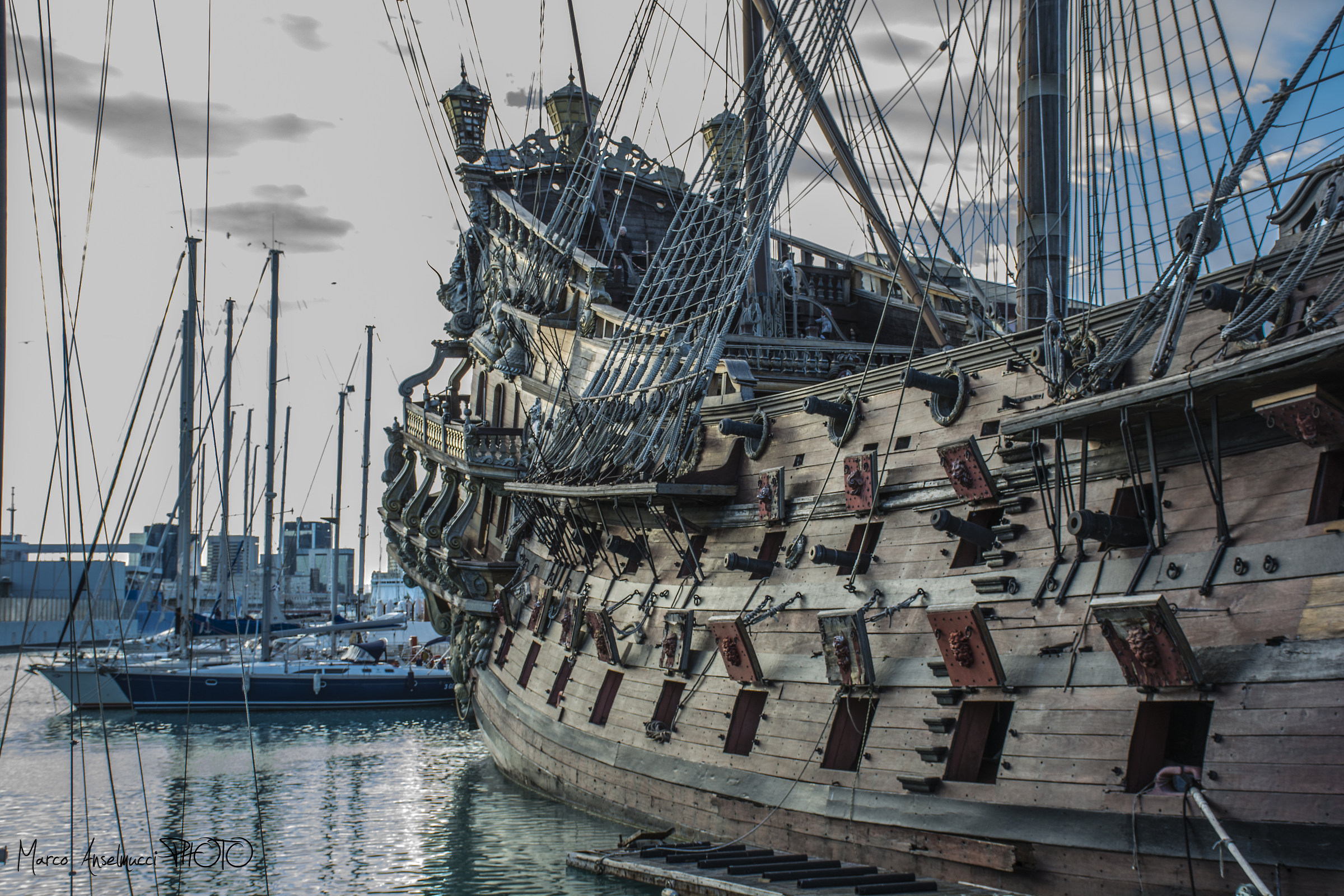 Il grande Galeone Neptune nel porto di Genova