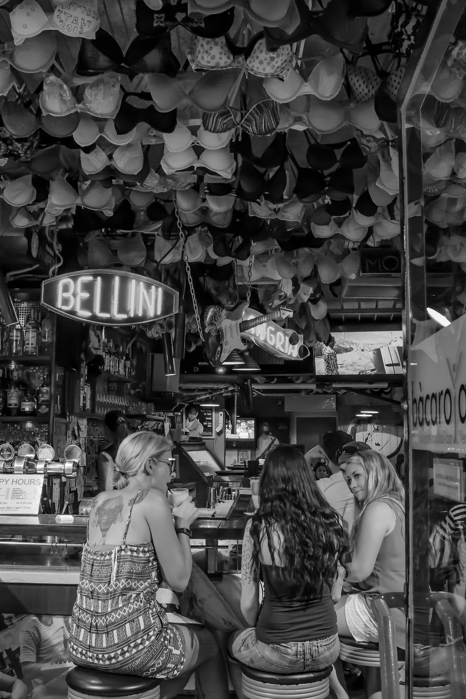 Bacaro con soffitto di reggiseni.