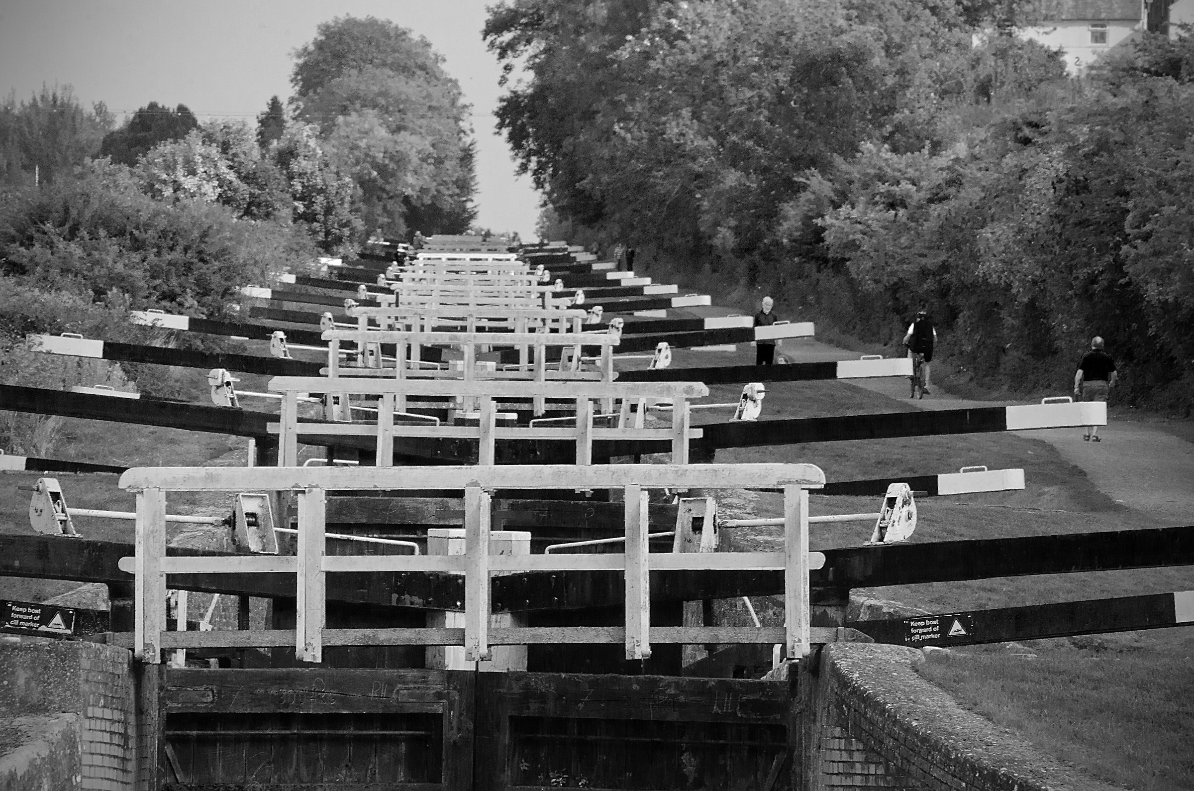 Caen Hills Serrature, Mono