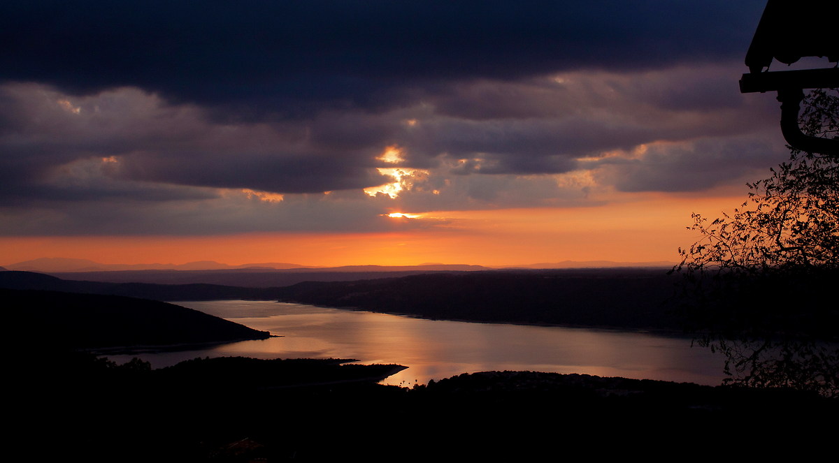 Verdon:Lac de Sainte-Croix visto da Aiguines
