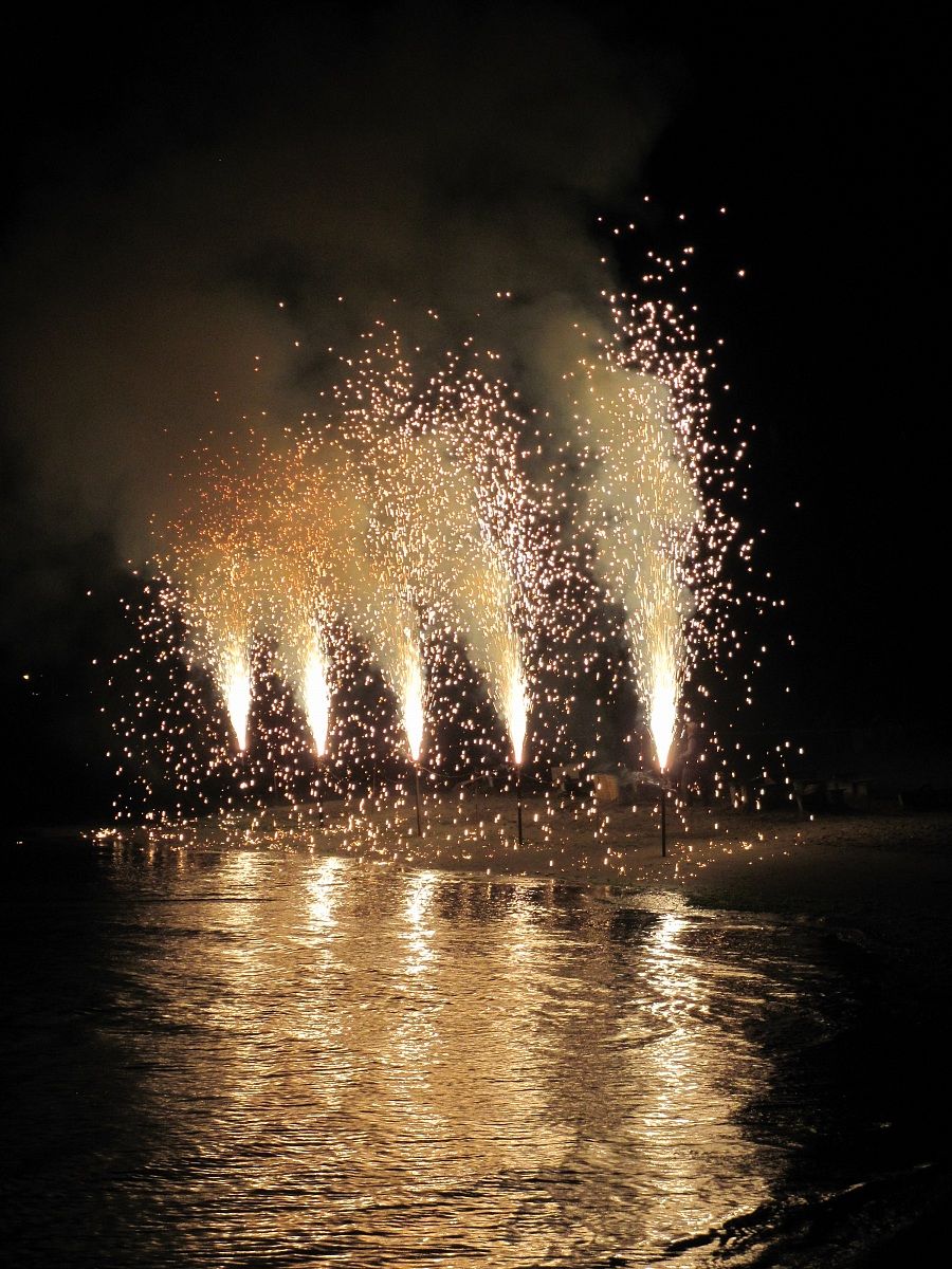 Fuochi d'artificio sul mare