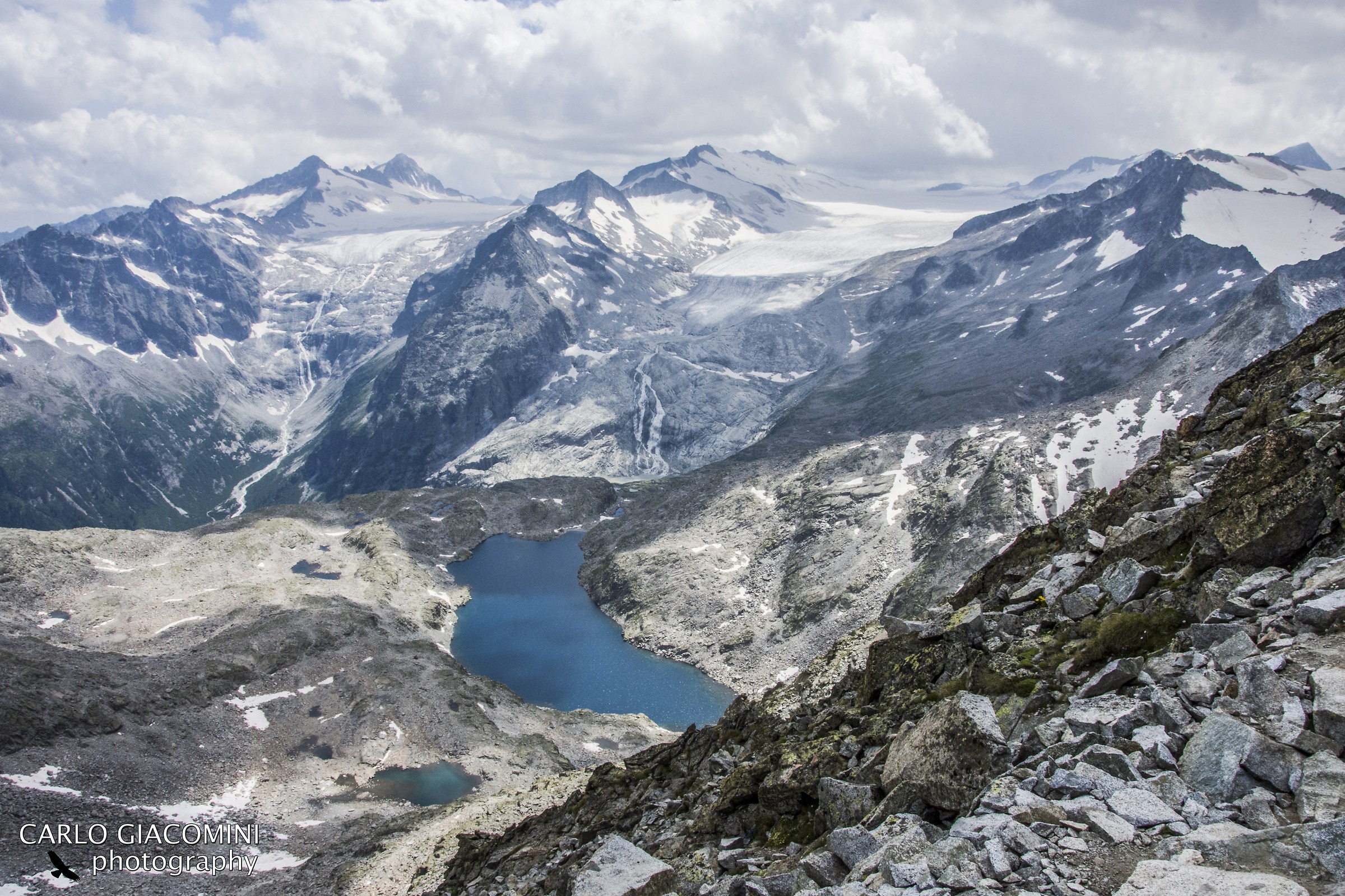 Vista ghiacciaio e lago Scuro dal sentiero dei fiori