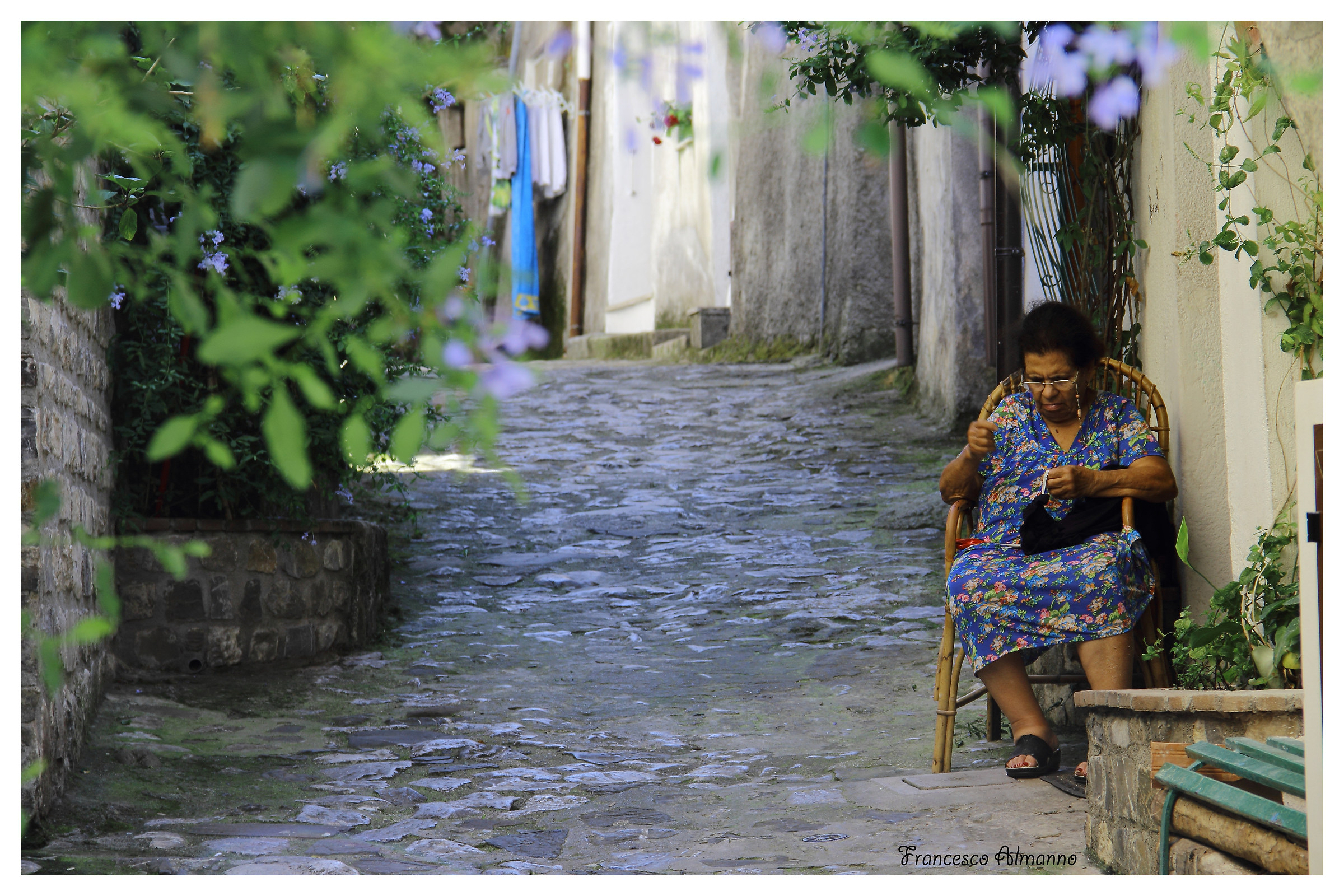 Vecchietta al fresco che cuce.....