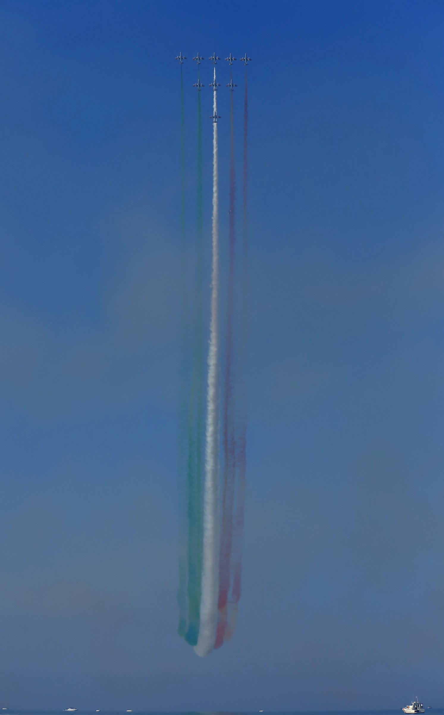 The show arrows tricolor