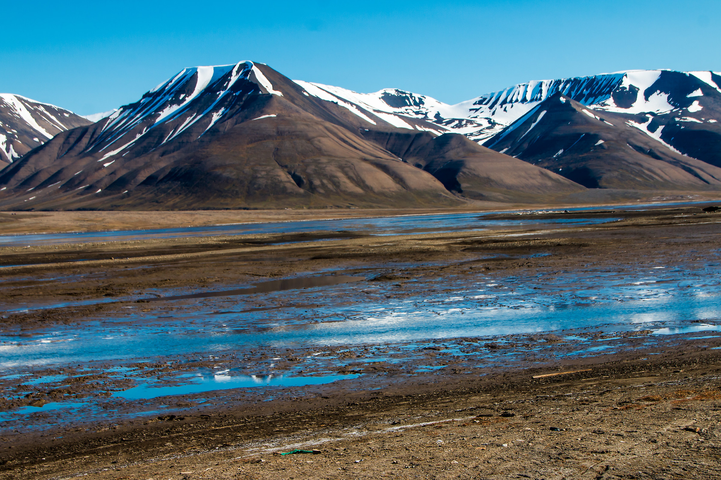Svalbard in Norway ..davanti Longyaerbyen