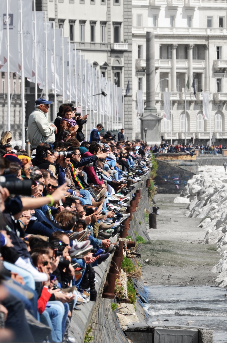 Pubblico sul lungomare di Napoli...(una meraviglia!)