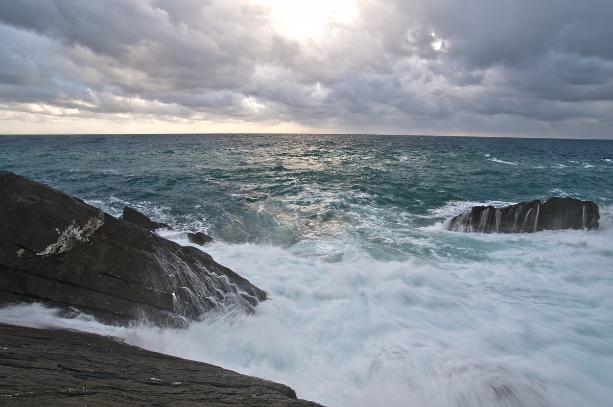 Scogliera fra le onde
