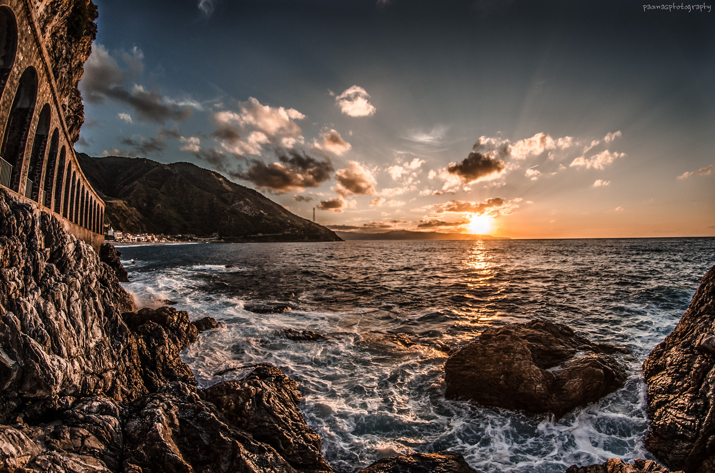 tramonto tra Calabria e Sicilia