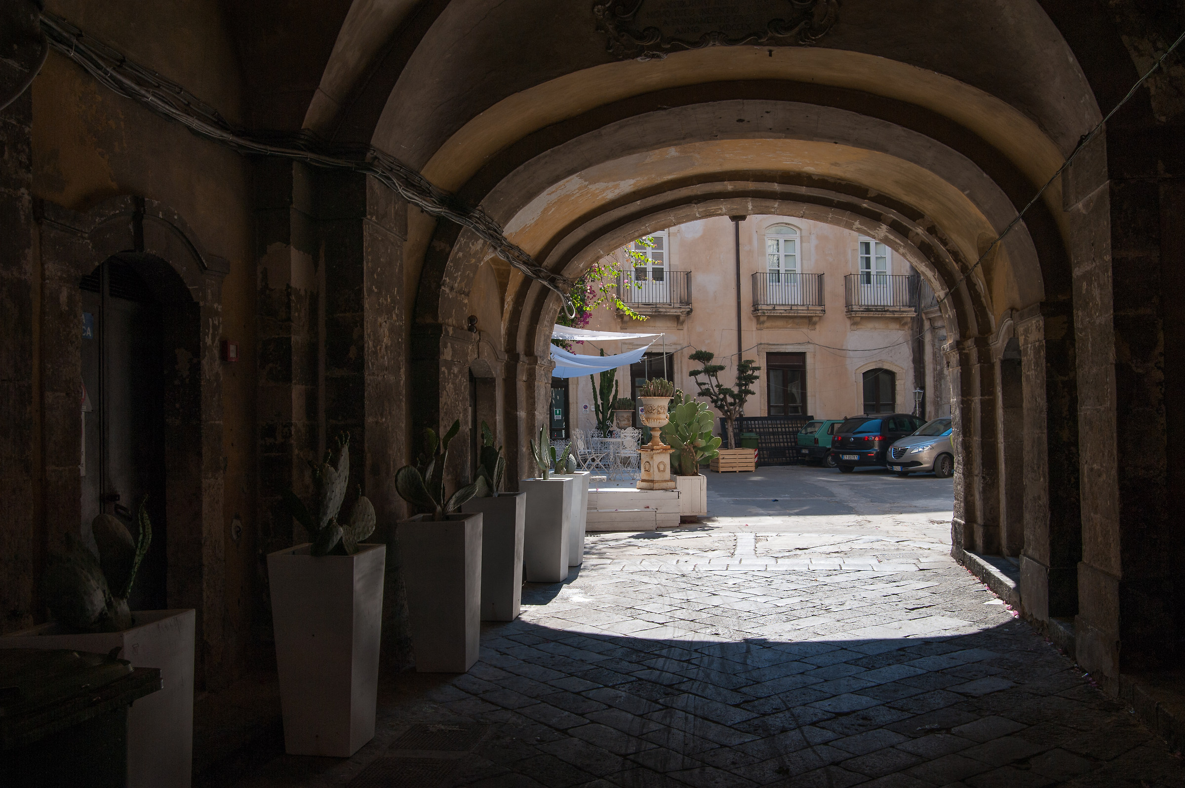 Glimpse courtyard Ortigia