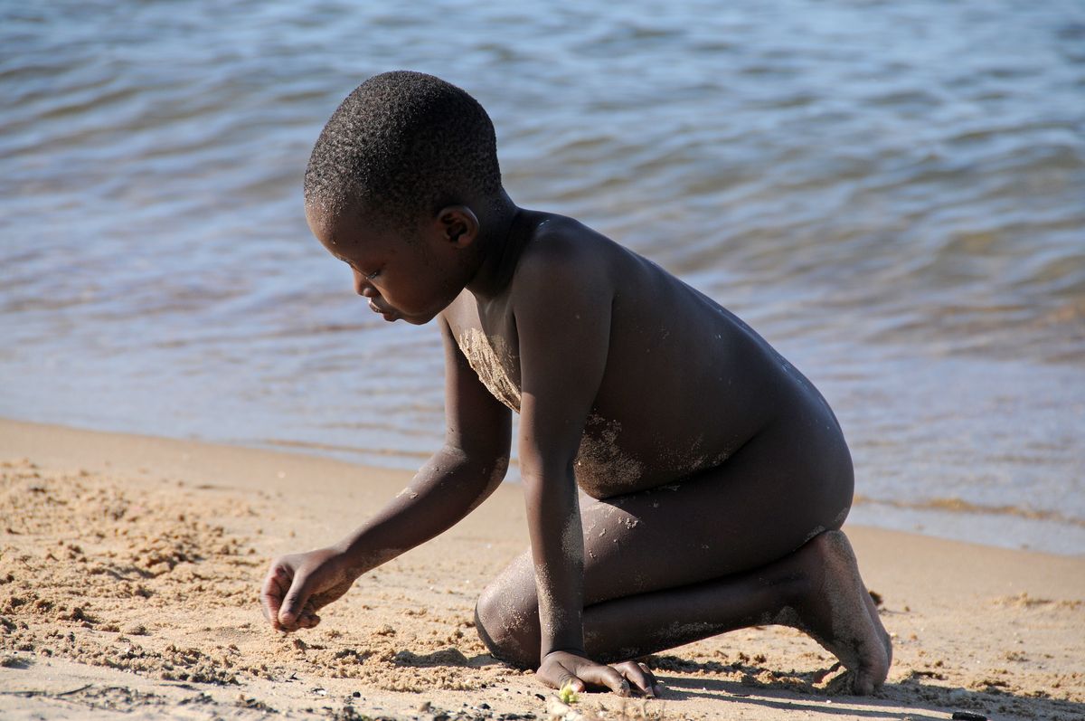 bimbo sulla riva del lago Malawi