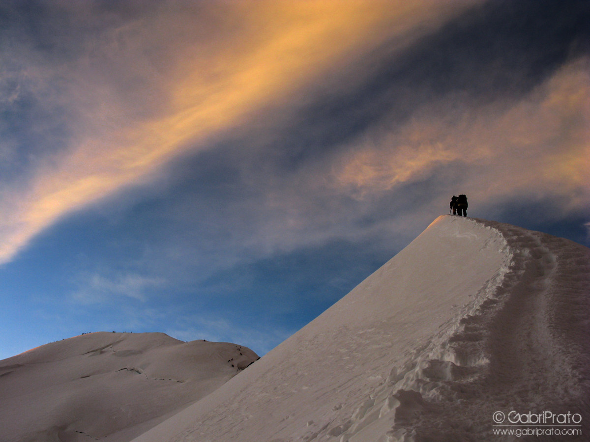 Camminando verso il cielo infuocato