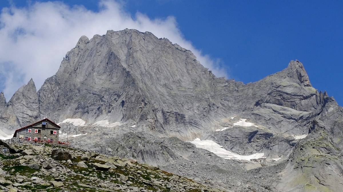 Il Gianetti al cospetto del versante sud Pizzo Badile