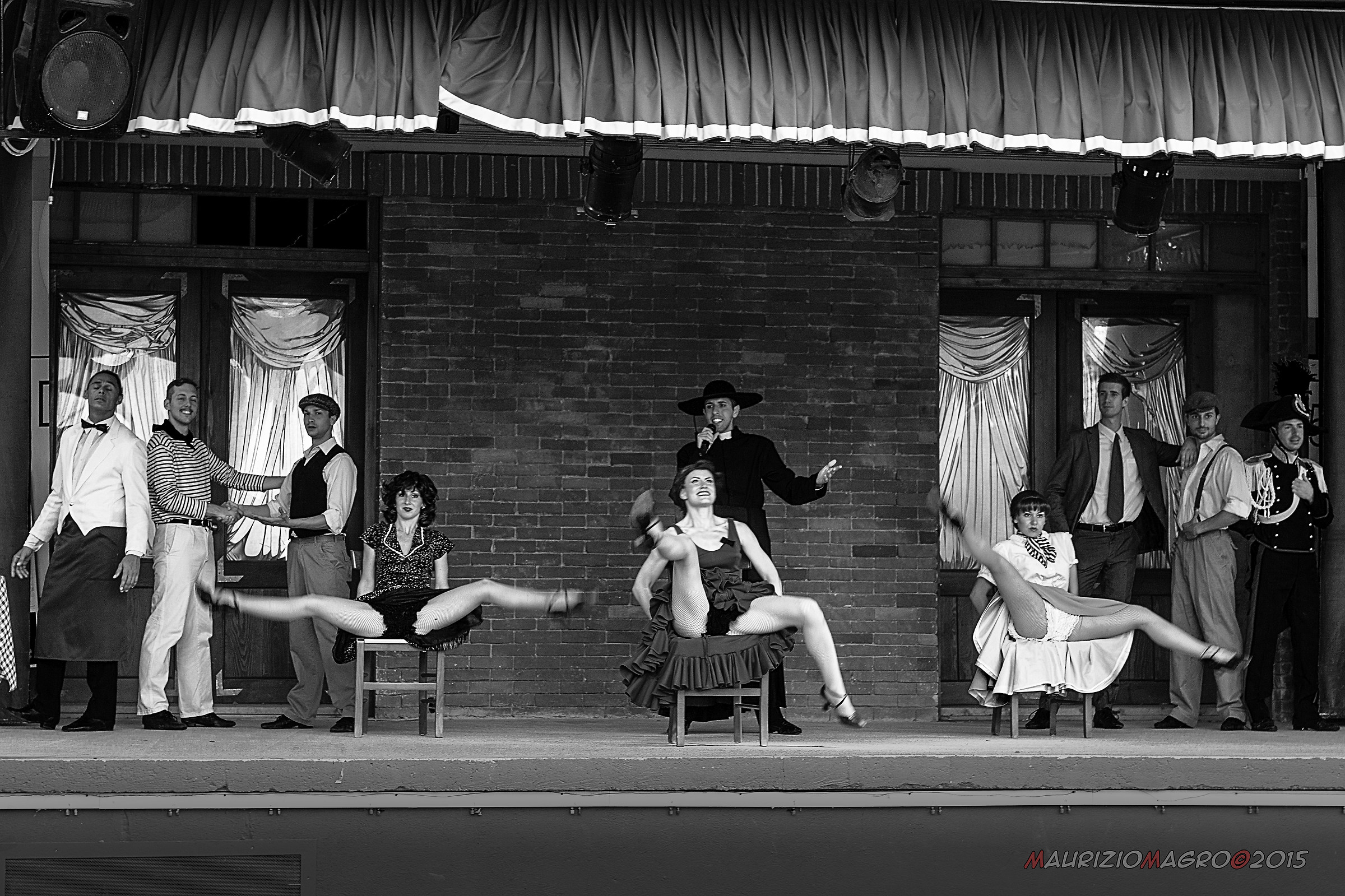 Accolti a braccia aperte e salutati a..........larghe