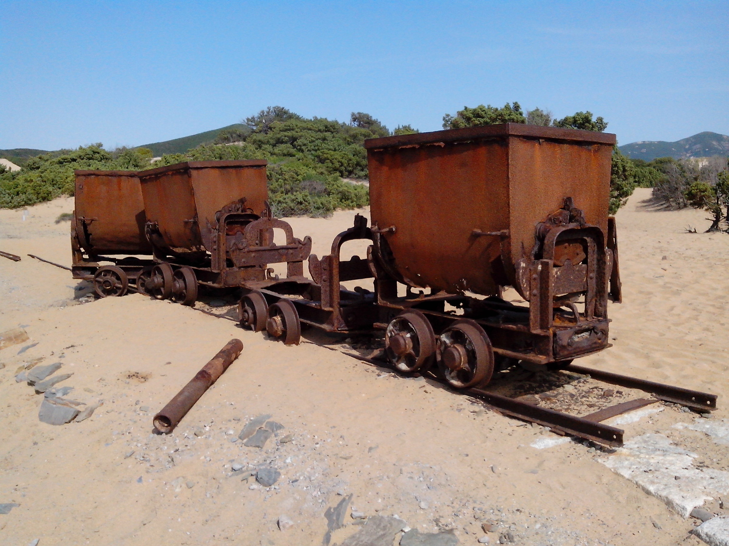 vecchi carrelli di miniera abbandonata