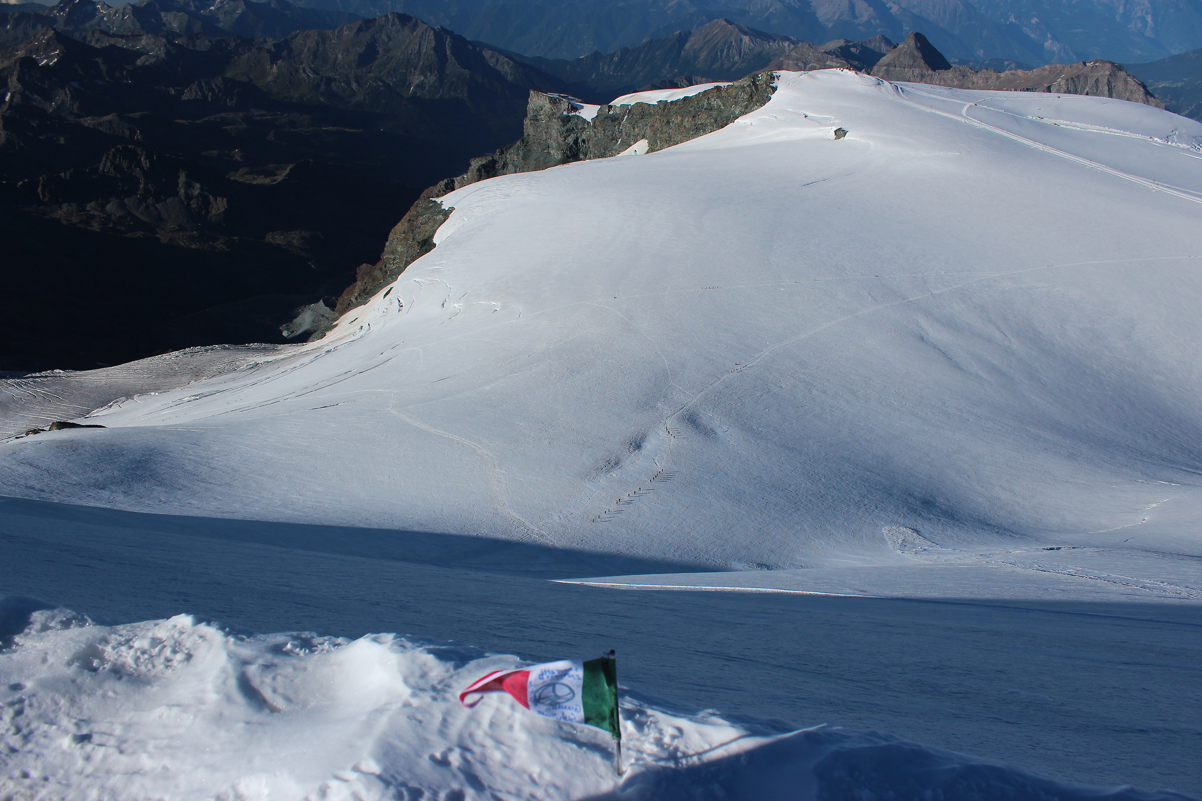 Bandiera di vetta e piana del Breithorn dalla vetta