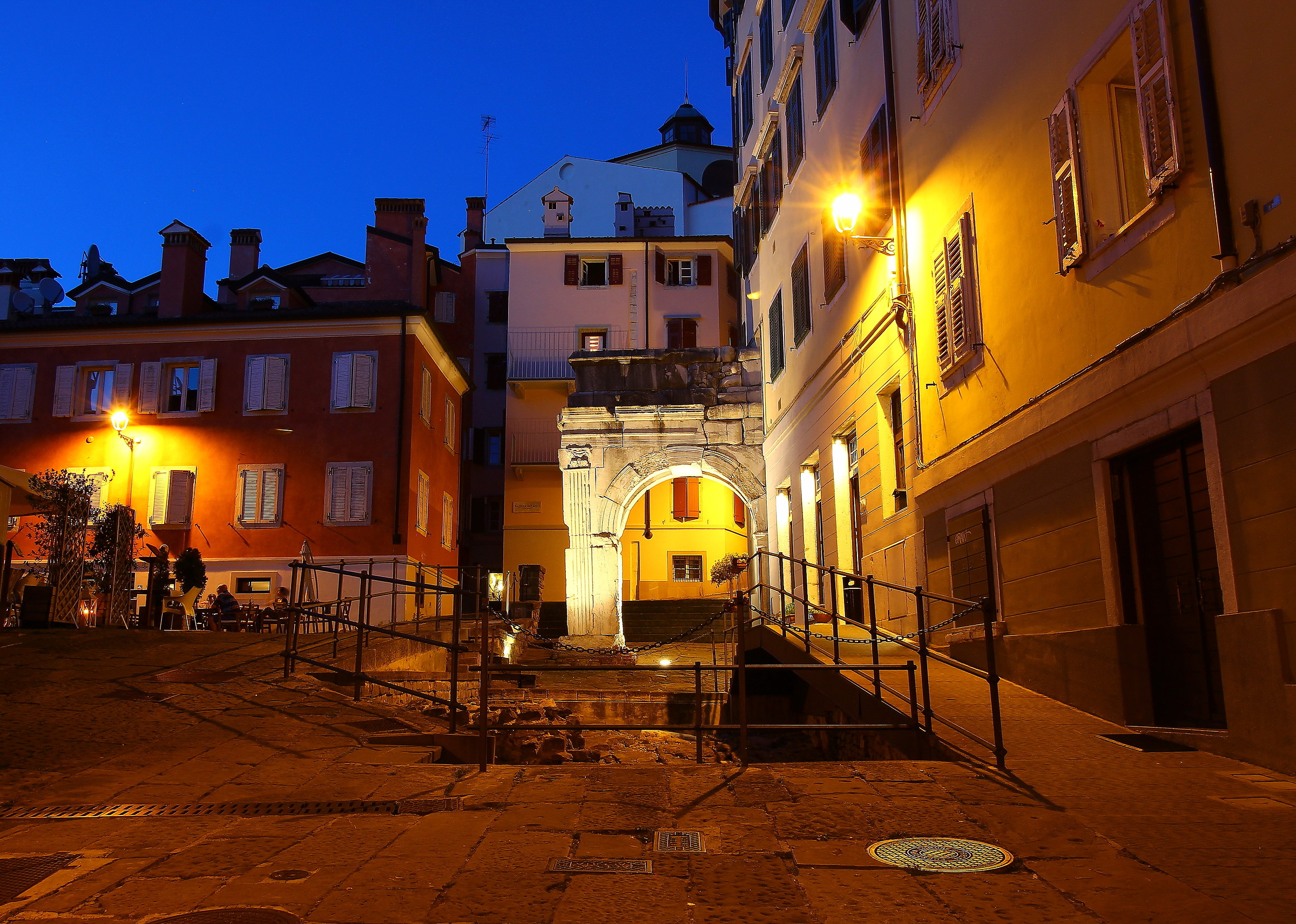 l 'Arco di Riccardo in the blue'