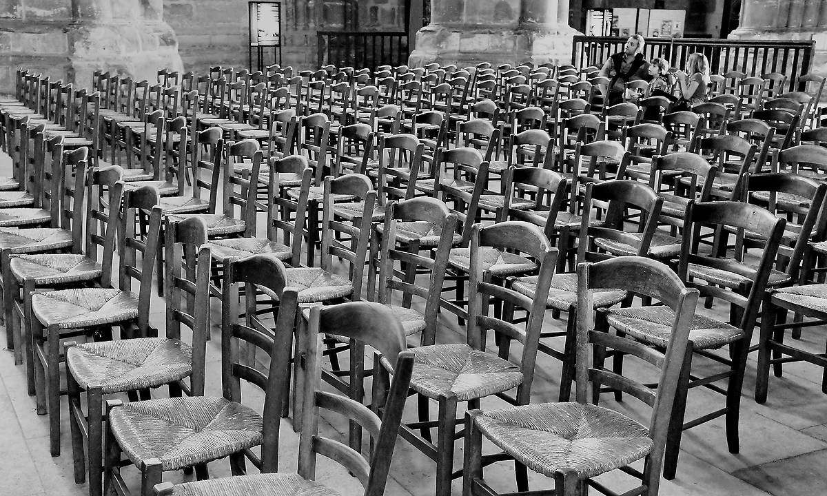 Stare al fresco fra le sedie vuote della cattedrale