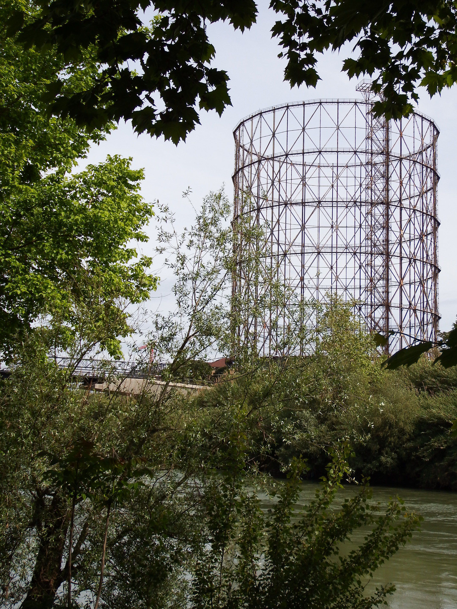 Il Gazometro visto dal Tevere