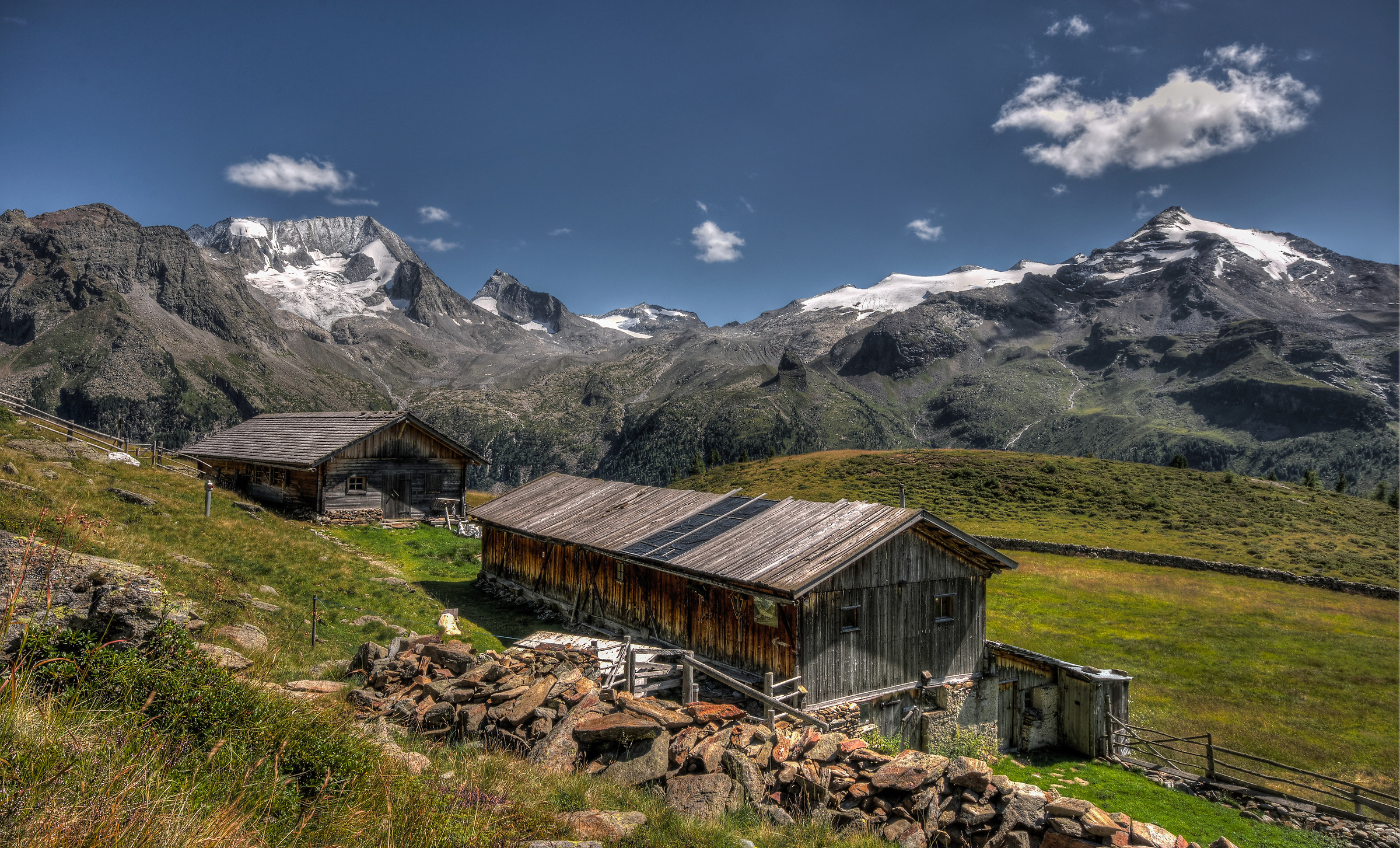 Malghe a 2200 metri, sopra Riva di Tures