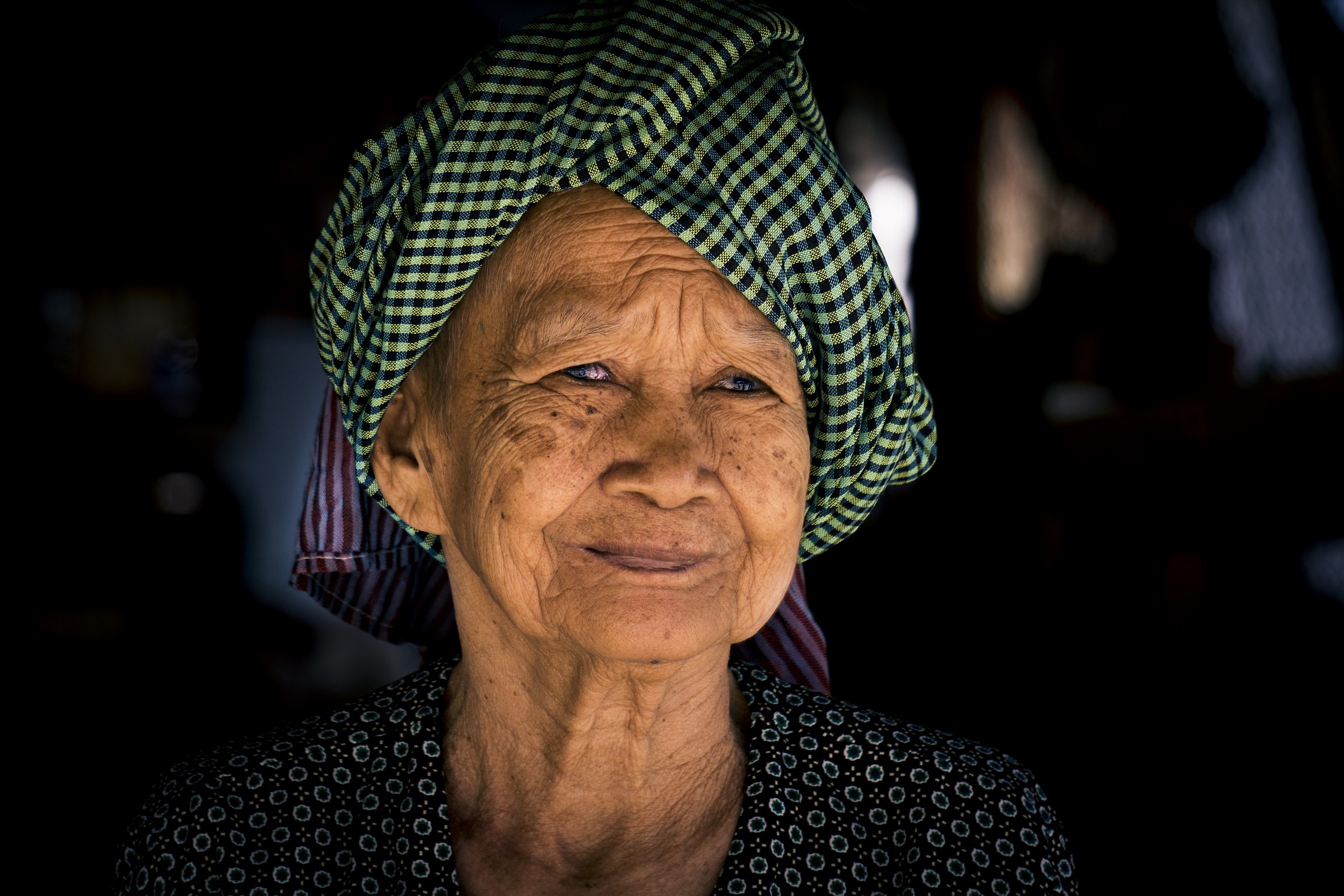 Una donna Cambogiana si lascia immortalare soddisfatta