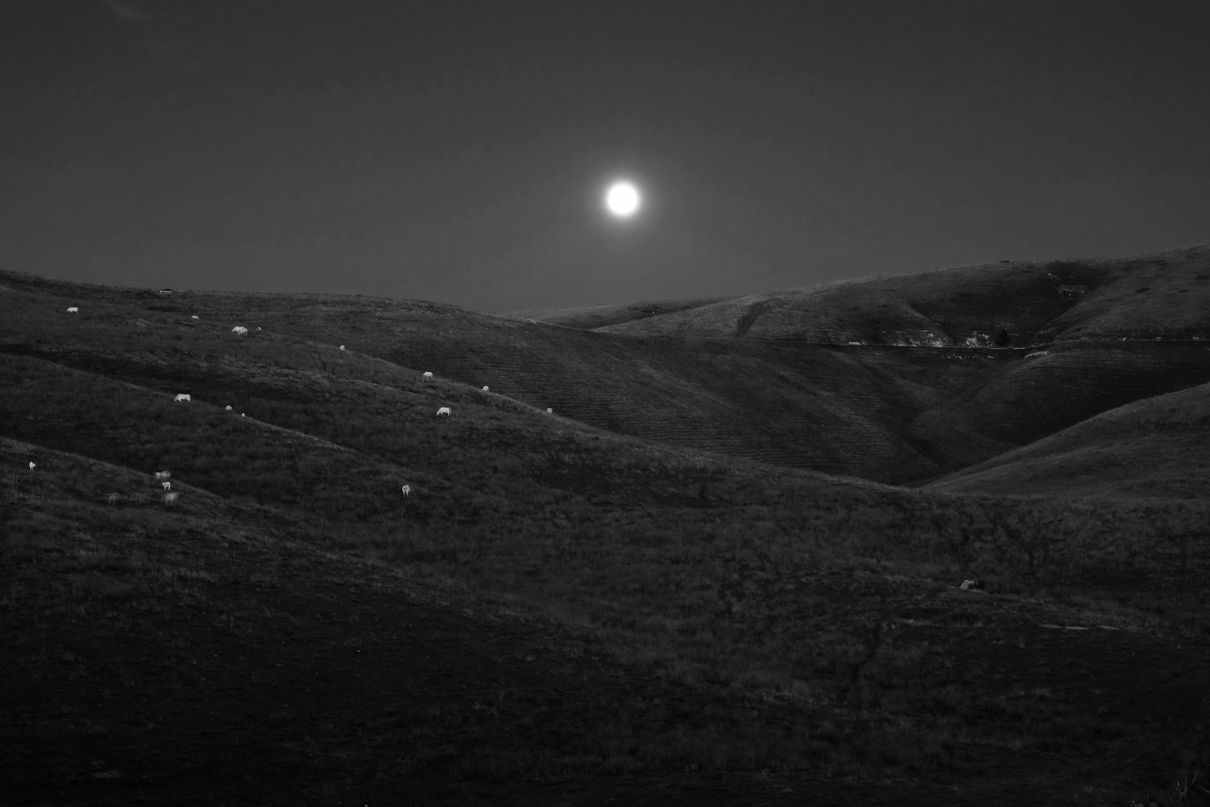 Luna piena sul monte tomba