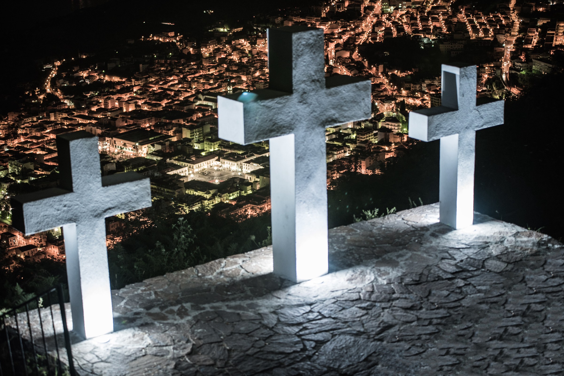 Le tre croci di notte