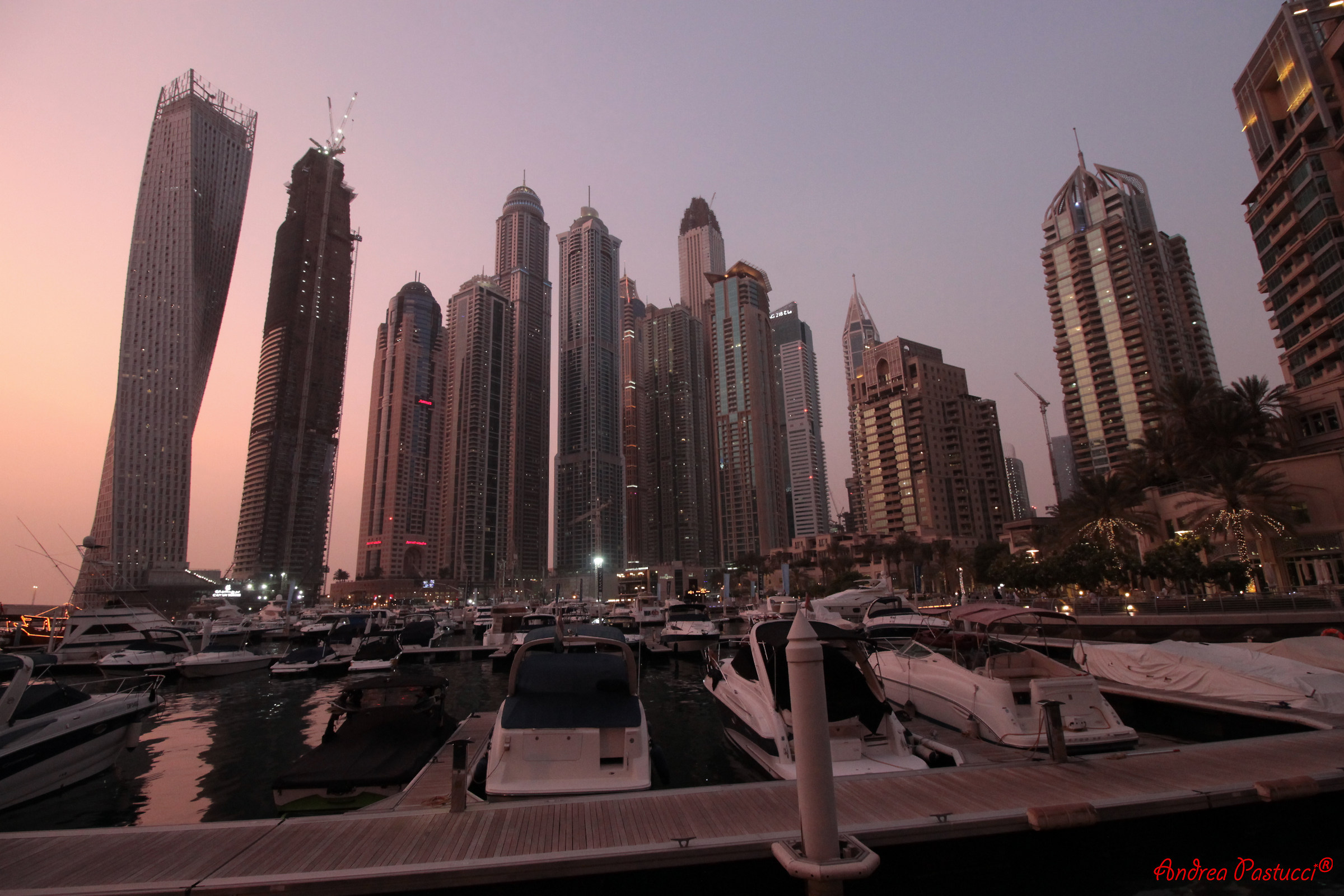 Dubai marina al tramonto