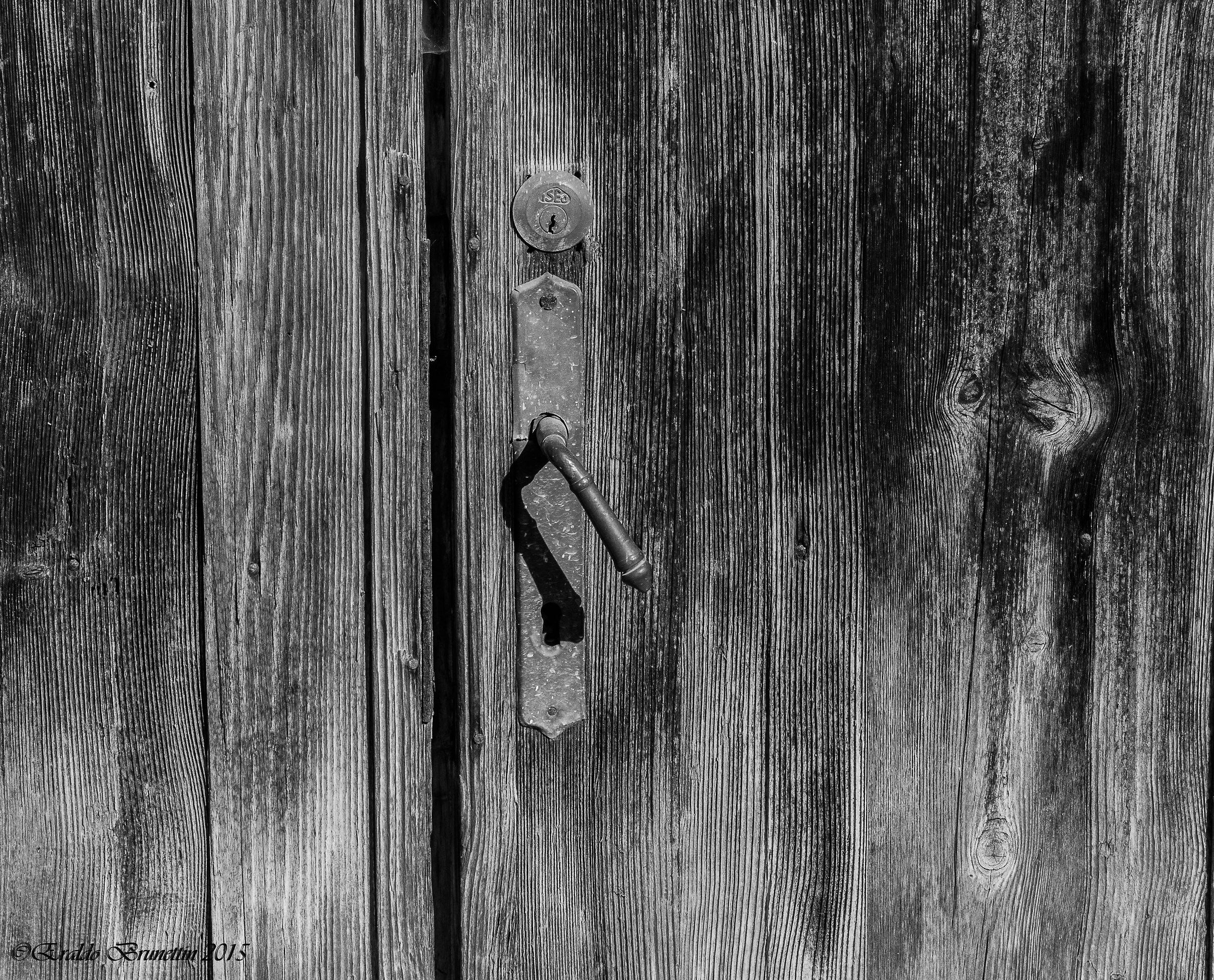 Erto, particolare di vecchia porta.