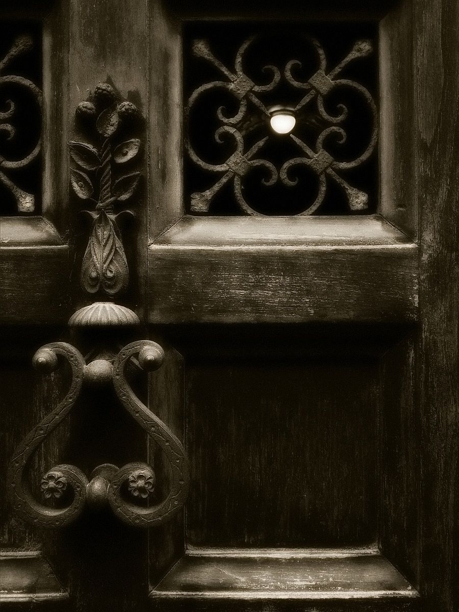 Il lampadario in un portone....