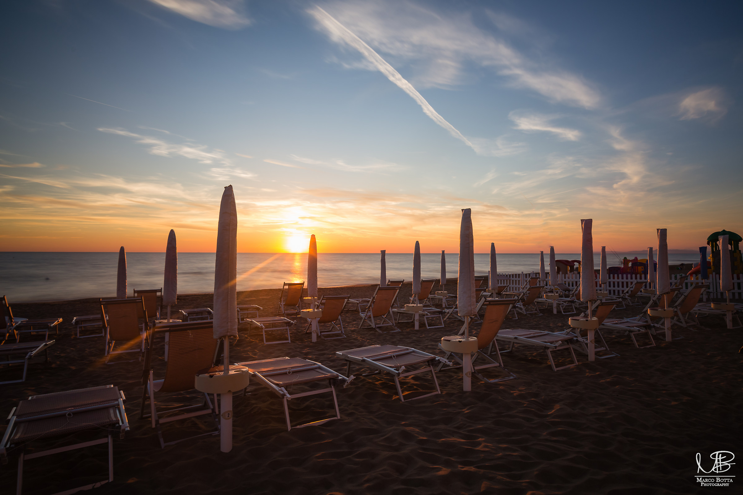 Ammirare il tramonto in spiaggia