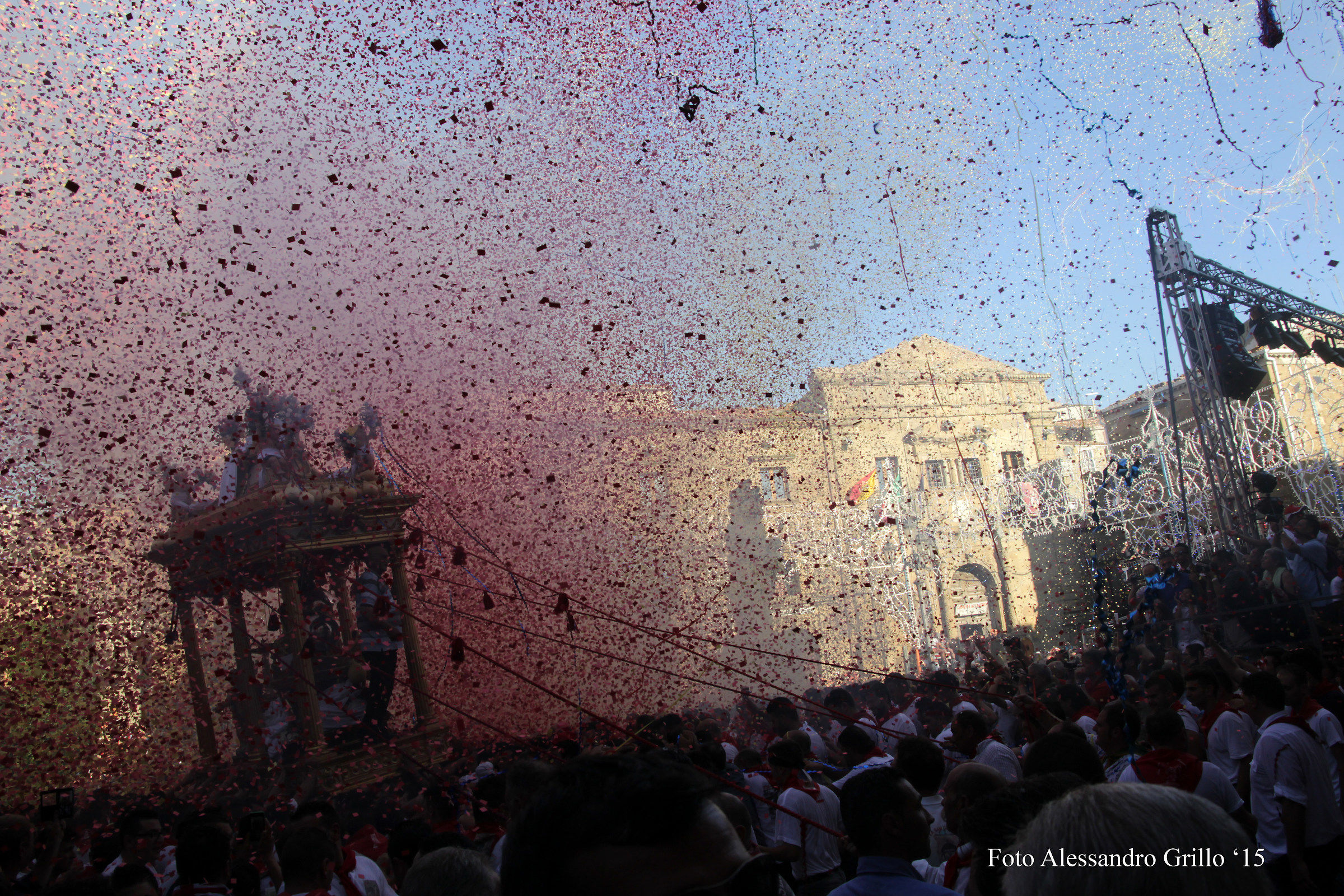Santi che corrono, santi che distruggono...
