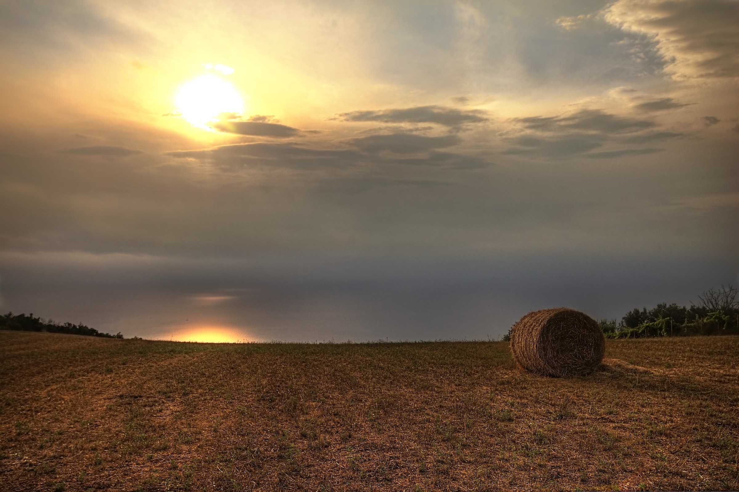 Tramonto sui campi - HDR