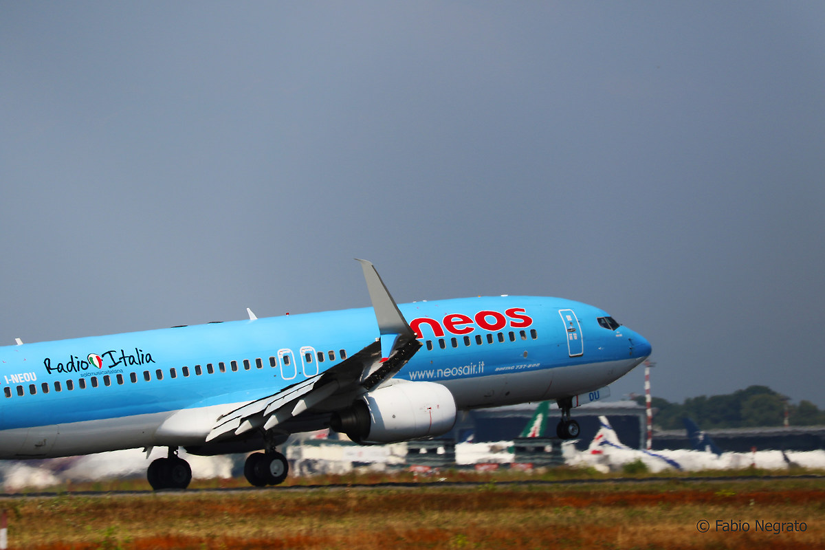 Boeing 737-800 Neos Landing