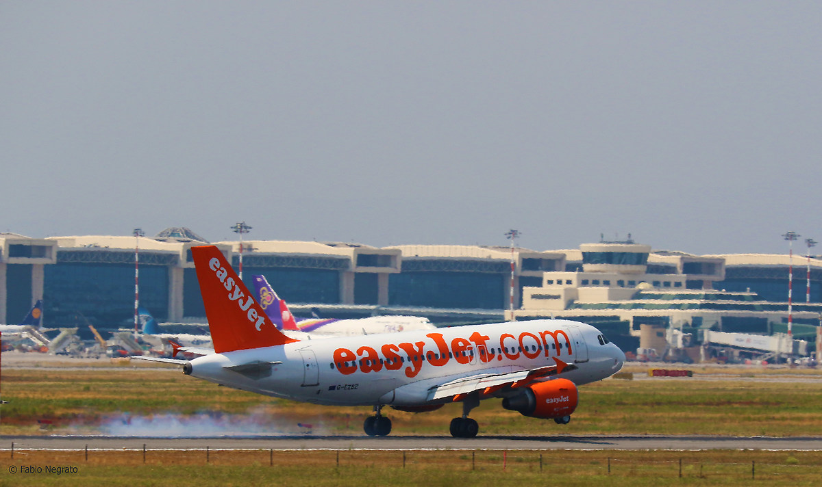 Airbus 319-111 EasyJet Landing